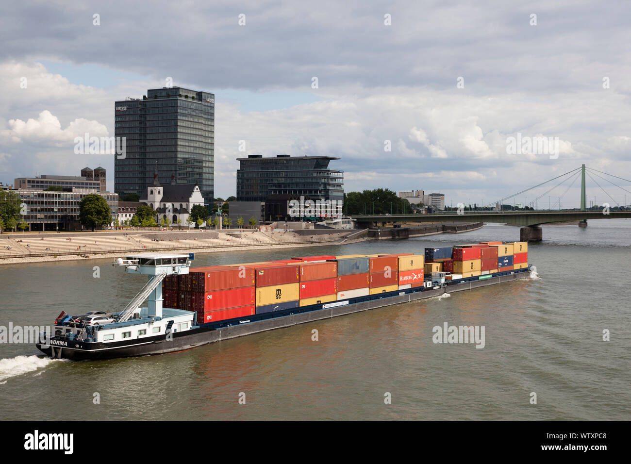 Container schiff auf dem Rhein, der Bezirk Deutz mit dem Hochhaus Lanxess Turm, Köln, Deutschland. Containerschiff mit dem Rhein, Stadtteil Stockfoto