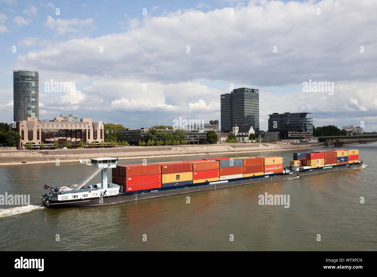 Container schiff auf dem Rhein, der Bezirk Deutz mit der Hochhäuser KoenTriangle und Lanxess Turm, Köln, Deutschland. Containerschiff in de Stockfoto