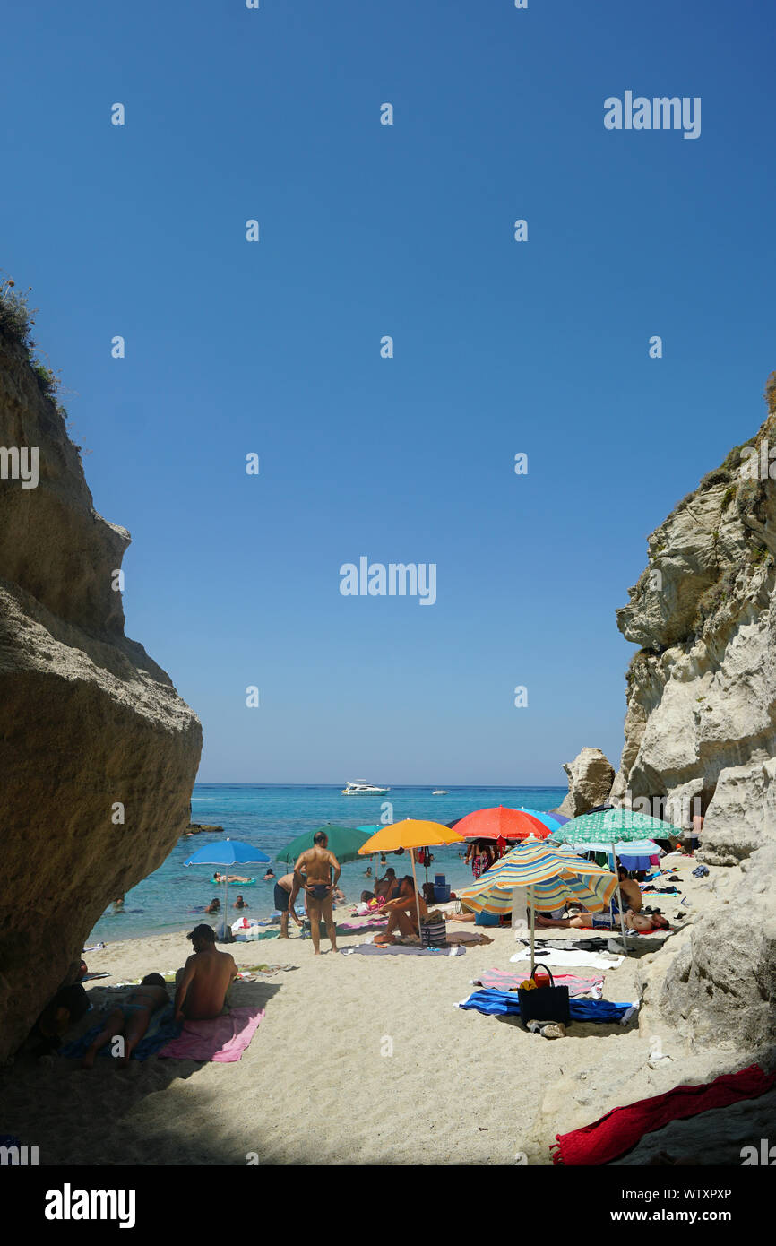 Der Blick aus dem Inneren einer natürlichen Höhle in Tropea, Kalabrien, Italien im August 2019 mit einem Strand an der Rückseite Stockfoto
