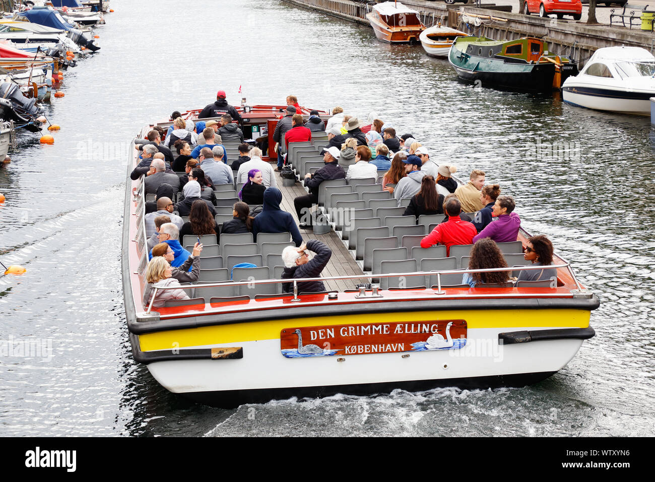 Kopenhagen, Dänemark - 4 September, 2019: einem hohen Winkel Rückansicht eines sightsing Boot mit Touristen während einer Kanaltour im Stadtteil Christianshavn. Stockfoto