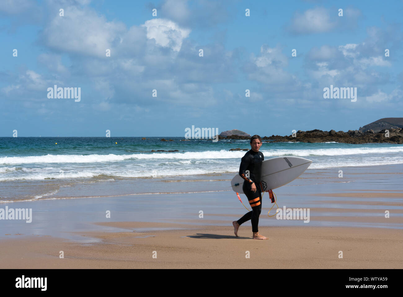 Sables D-oder-les-Pins, Bretagne/Frankreich - 20. August 2019: junge Surfer zu Fuß am Strand nach einem Spaß beim Surfen in den Wellen an der Küste von B Stockfoto