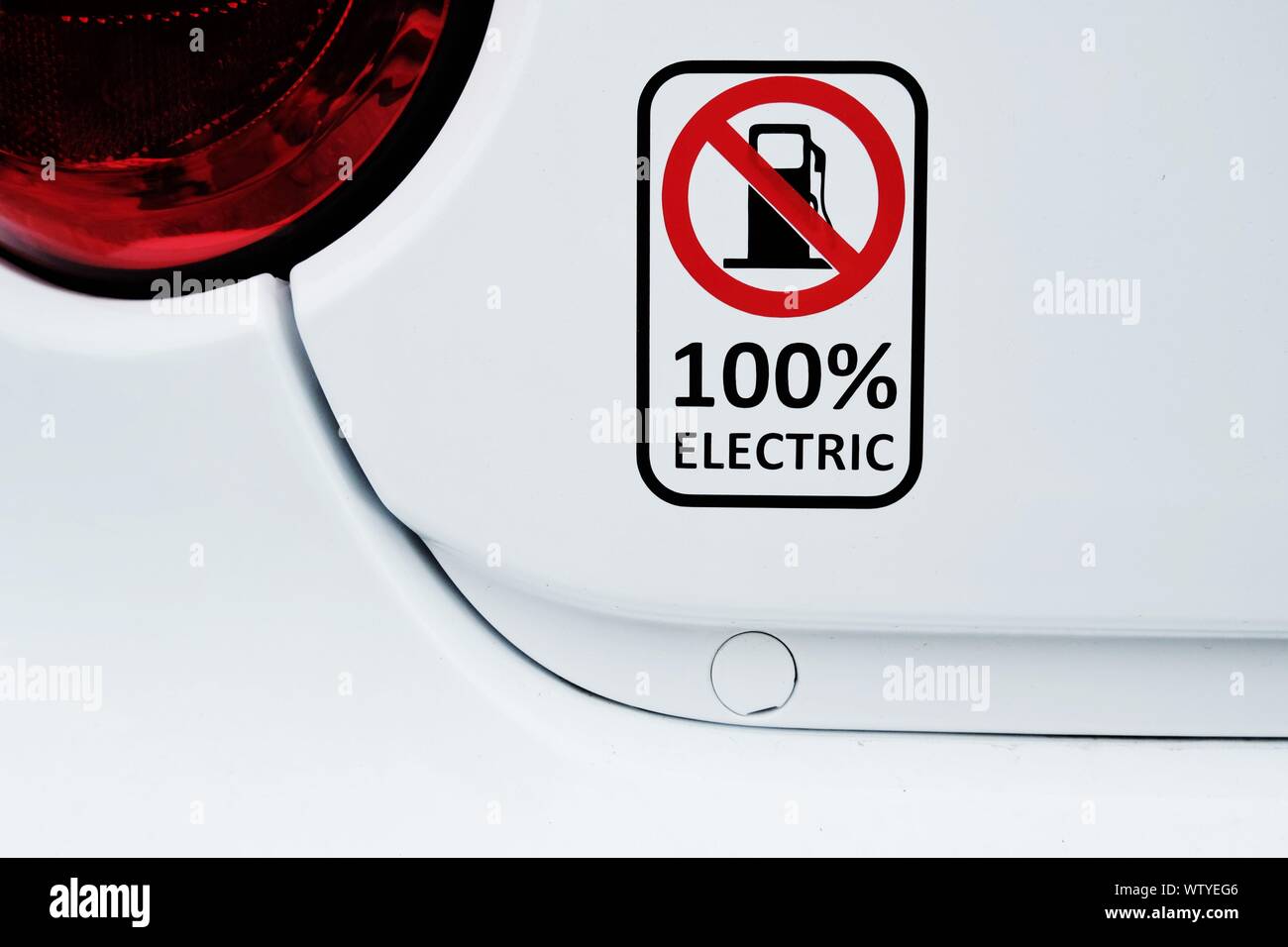 Nahaufnahme von der Rückseite des Elektroauto mit 100% elektrisch, kein Benzin unterzeichnen. Stockfoto