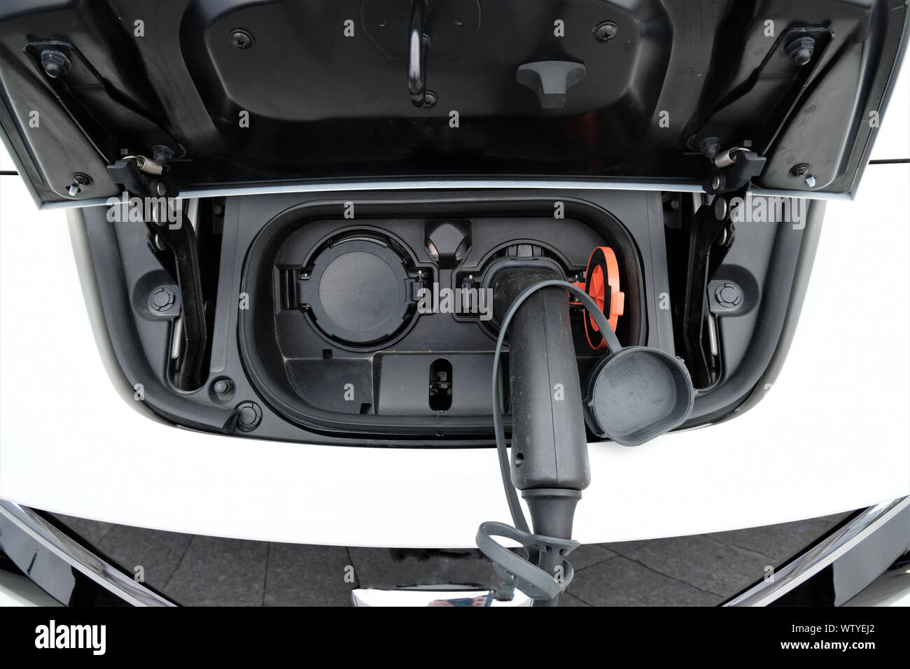 Aufladen des Akkus der modernen umweltfreundlichen Elektroautos detail Stockfoto