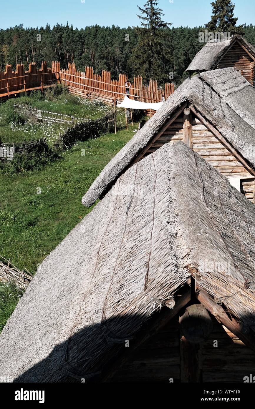 Luftaufnahme auf die strohgedeckten Dächer von primitiven Hütten Slawen lebten in im frühen Mittelalter im Museum der slawischen Mythologie" Grodzisko hillfort Owidz" in Po Stockfoto