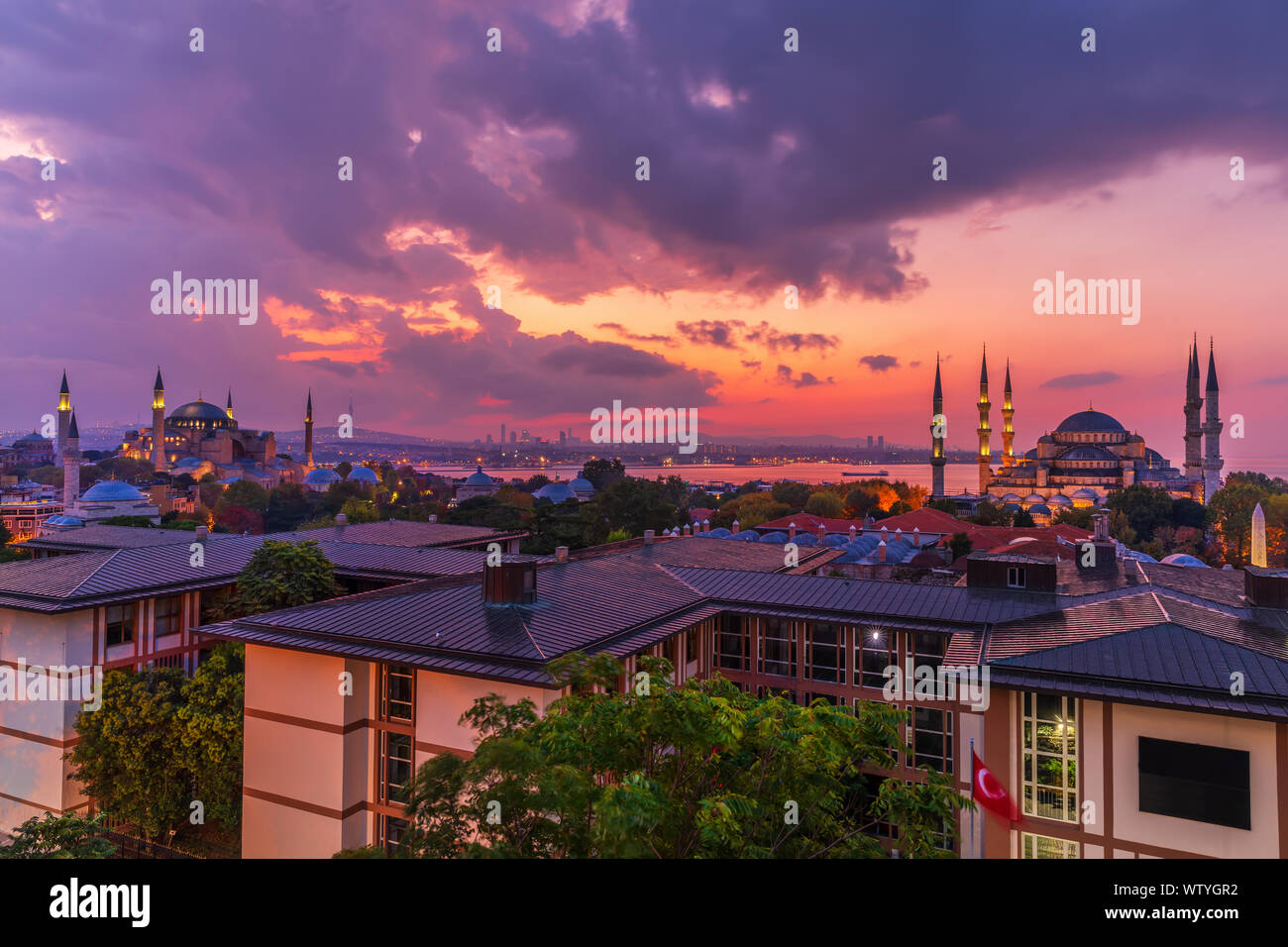 Schönen Sonnenuntergang über der Hagia Sophia und der Blauen Moschee, Istanbul Panorama. Stockfoto