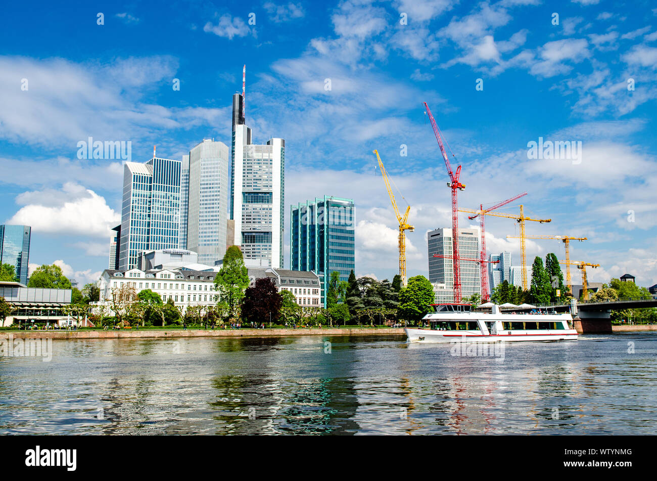 Wunderschöne Aussicht auf Finanzierung Stadt Frankfurt-am-Main Gebäude Skyline Stadtbild mit blauem Himmel, Wolken, Kran, Krane (Baukran, Baukräne). Hessen, Hess Stockfoto