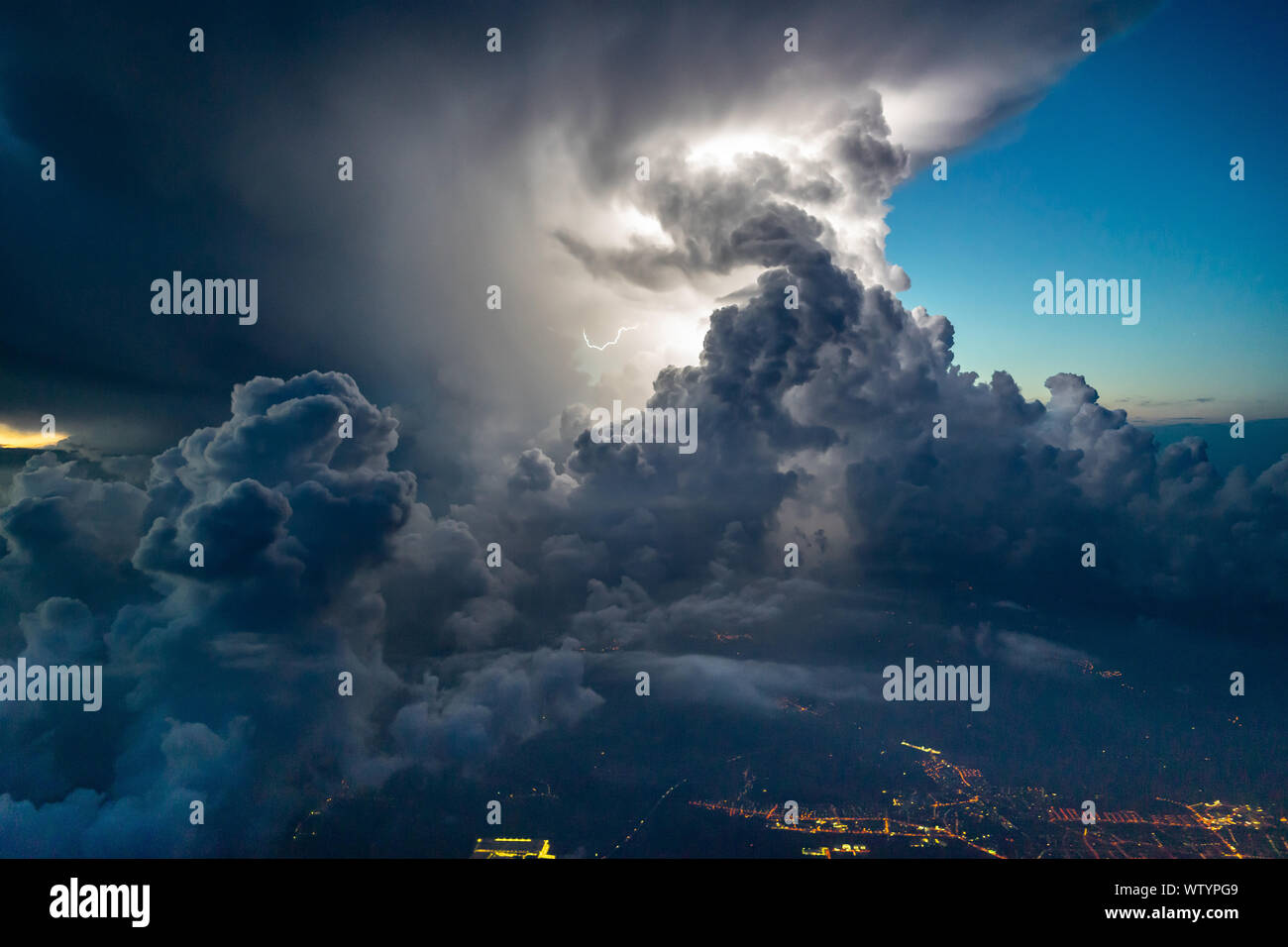 Starke Gewitter mit Blitz bei Sonnenuntergang Stockfoto