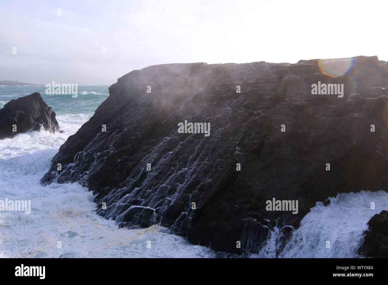 Rauhe See und große Wellen in São Roque, Azoren Stockfoto