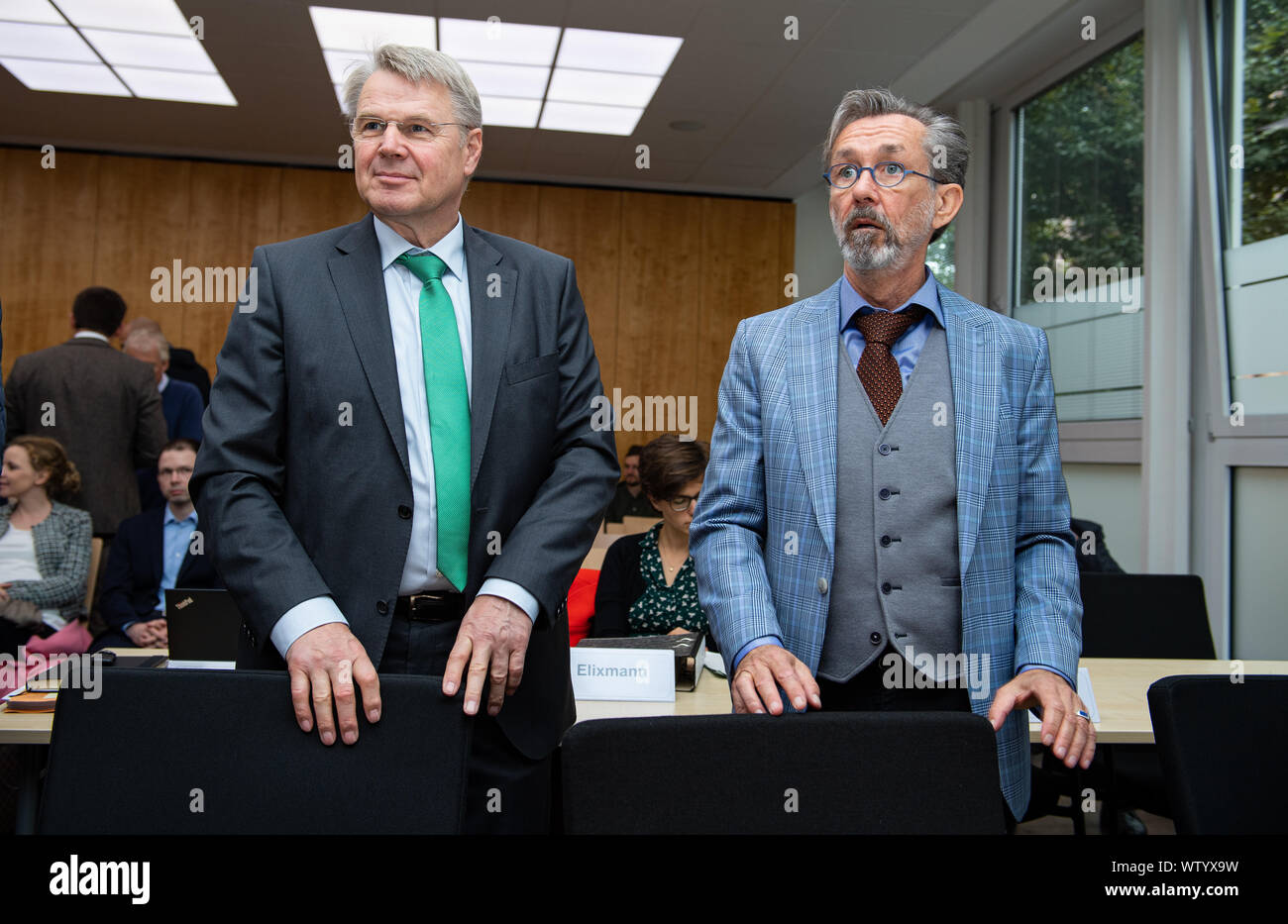 12. September 2019, Nordrhein-Westfalen, Münster: Dr. Heinrich BOTTERMANN (l), Staatssekretär im Ministerium für Umwelt, Landwirtschaft, Natur- und Verbraucherschutz des Landes Nordrhein-Westfalen und Minister Ratsmitglied Jörg Friedrich stehen zusammen im Gerichtssaal des Oberverwaltungsgericht in Münster. Das Oberverwaltungsgericht für Nordrhein-westfalen (Oberverwaltungsgericht für NRW) ist die Klage von der Deutschen Umwelthilfe. Die DUH klagt für ein Update der Clean Air Plan der Bezirksregierung Köln für die Stadt Köln. Die Stockfoto