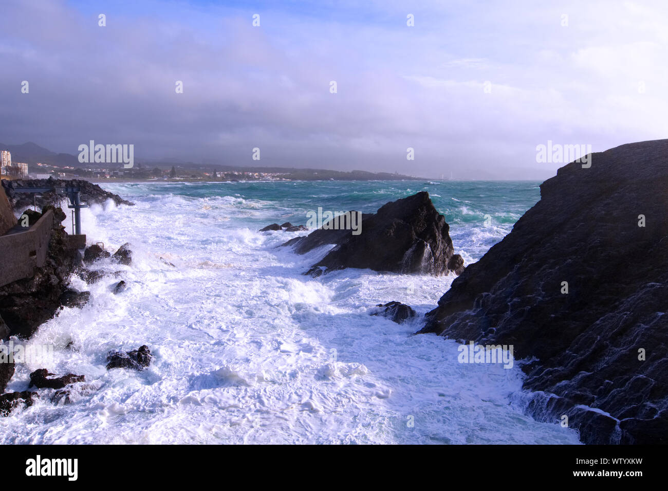 Rauhe See und große Wellen in São Roque, Azoren Stockfoto