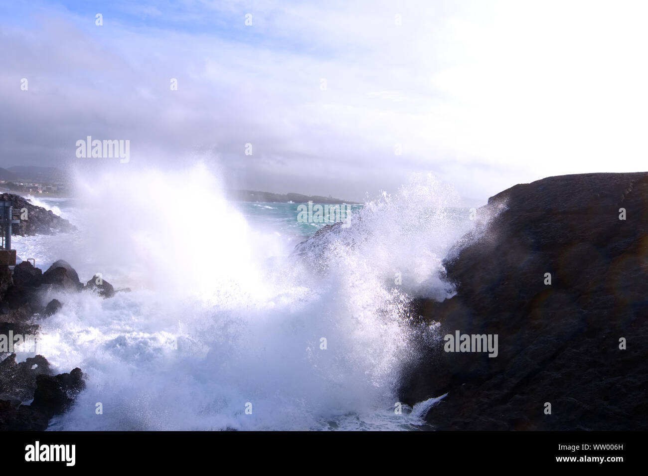 Rauhe See und große Wellen in São Roque, Azoren Stockfoto