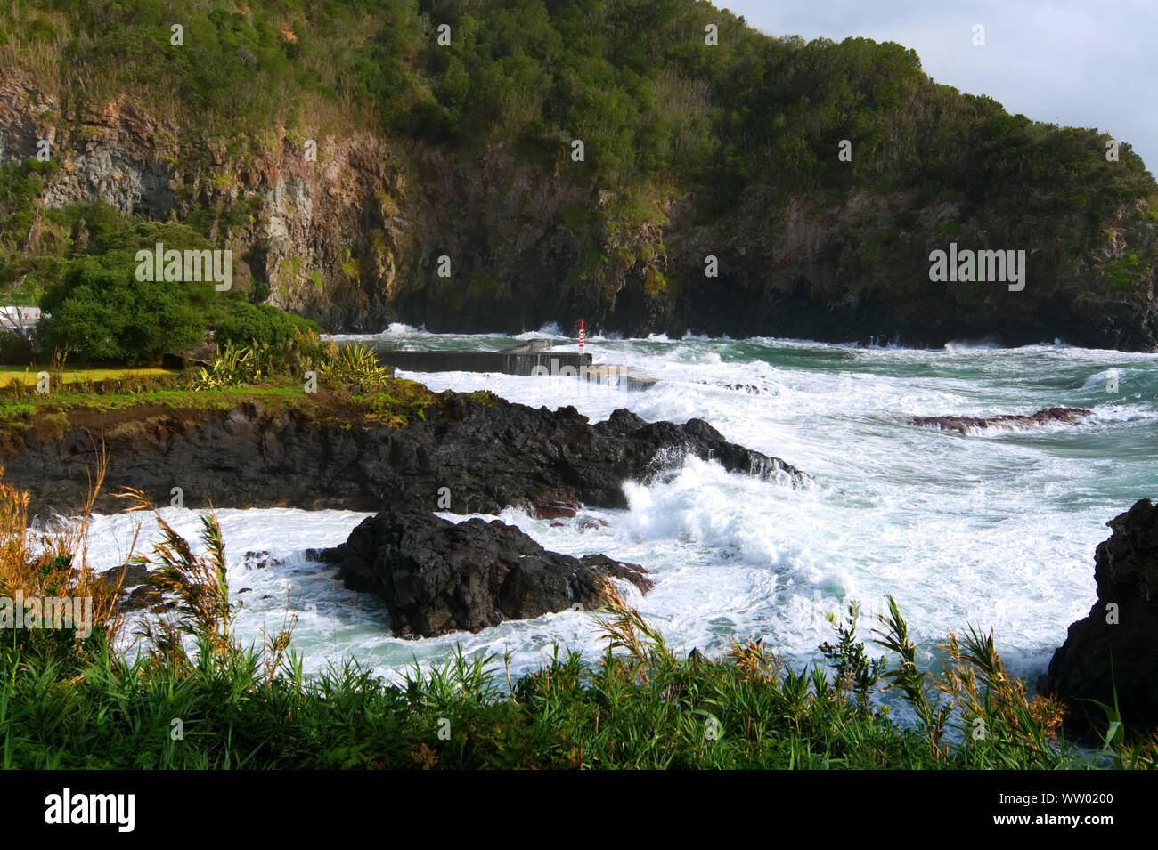 Rauhe See und große Wellen in Caloura Azoren Stockfoto