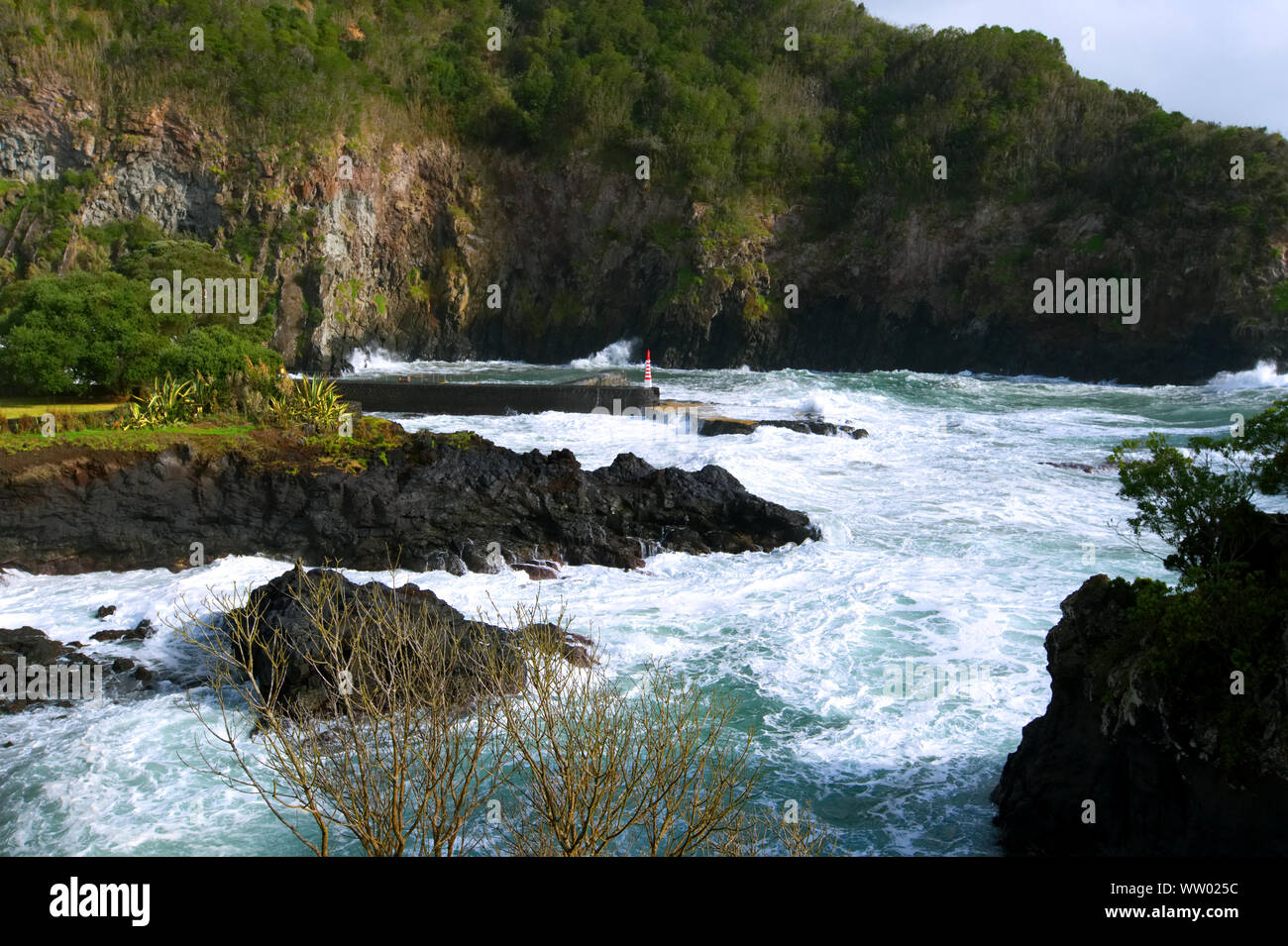 Rauhe See und große Wellen in Caloura Azoren Stockfoto