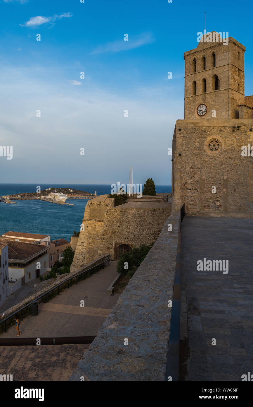 Ibiza/Spanien - vom 31. Juli 2019: Am späten Nachmittag in der Altstadt von Eivissa Hauptstadt Stockfoto