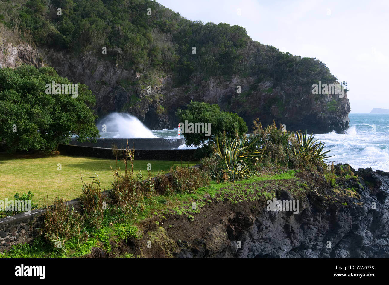 Rauhe See und große Wellen in Caloura Azoren Stockfoto