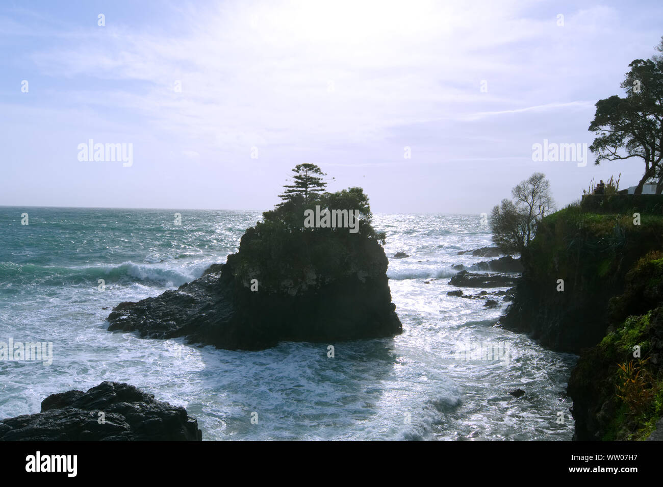 Rauhe See und große Wellen in Caloura Azoren Stockfoto