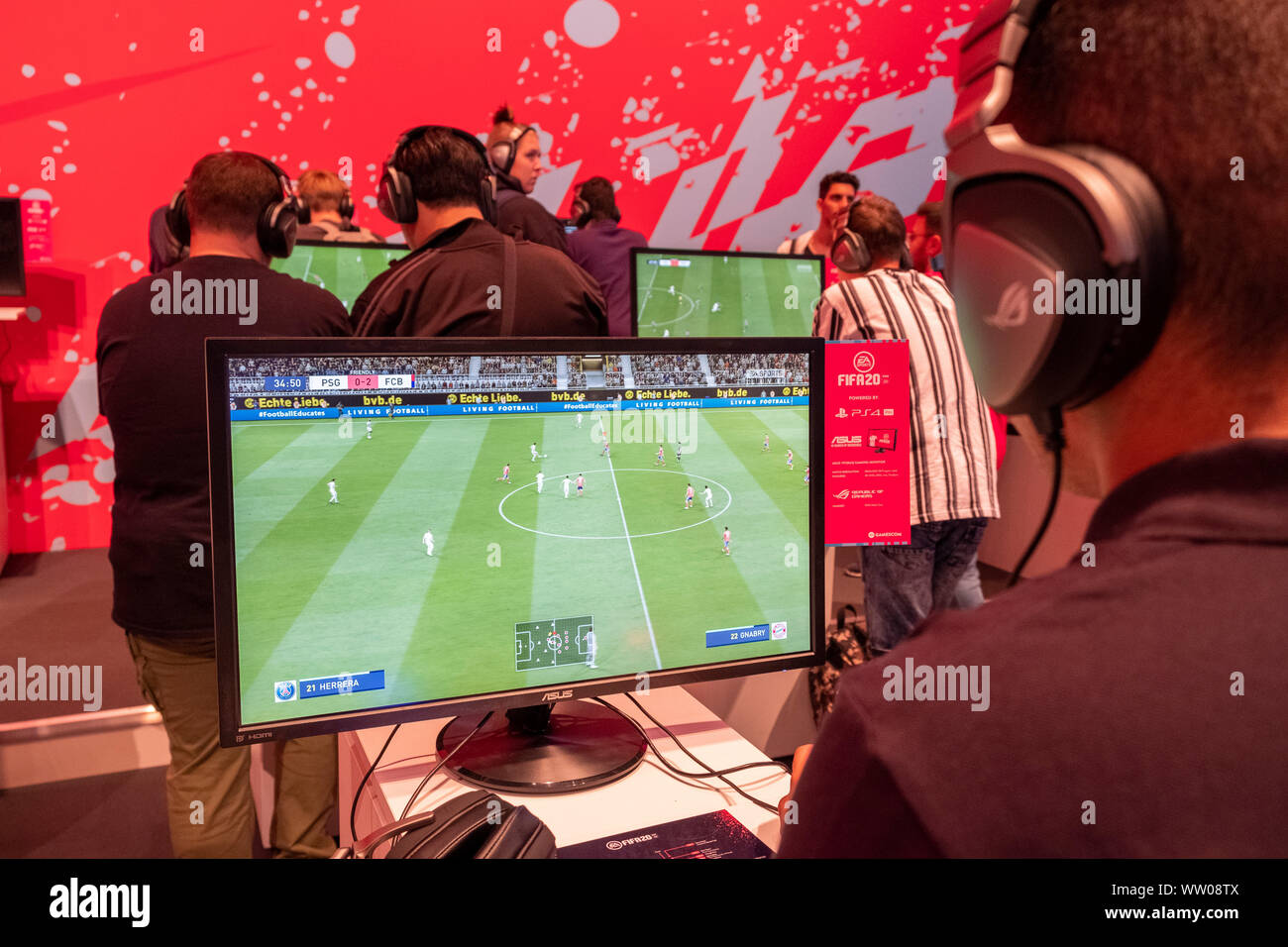 Besucher spielen FIFA 20 Computerspiel auf der gamescom, die weltweit größte Messe für Computer- und Videospiele in Köln, Deutschland, am 21. August 2019 Stockfoto