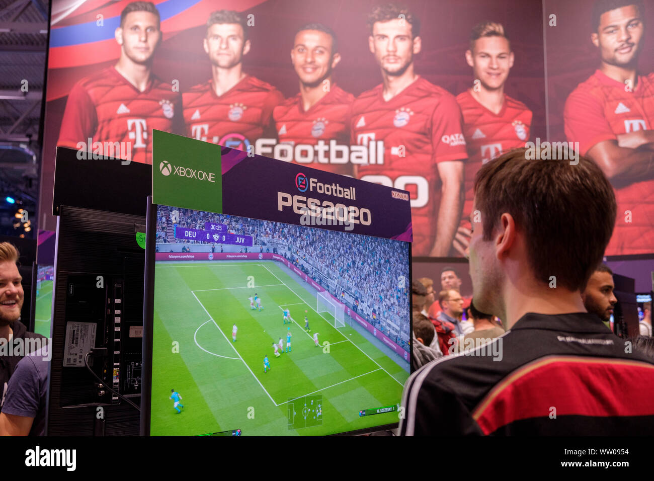 Besucher spielen PES Spiel Bild 2020 von Bayern München Spieler auf der gamescom, die weltweit größte Messe für Computer- und Videospiele in Köln, Deutschland, am 21. August 2019 Stockfoto