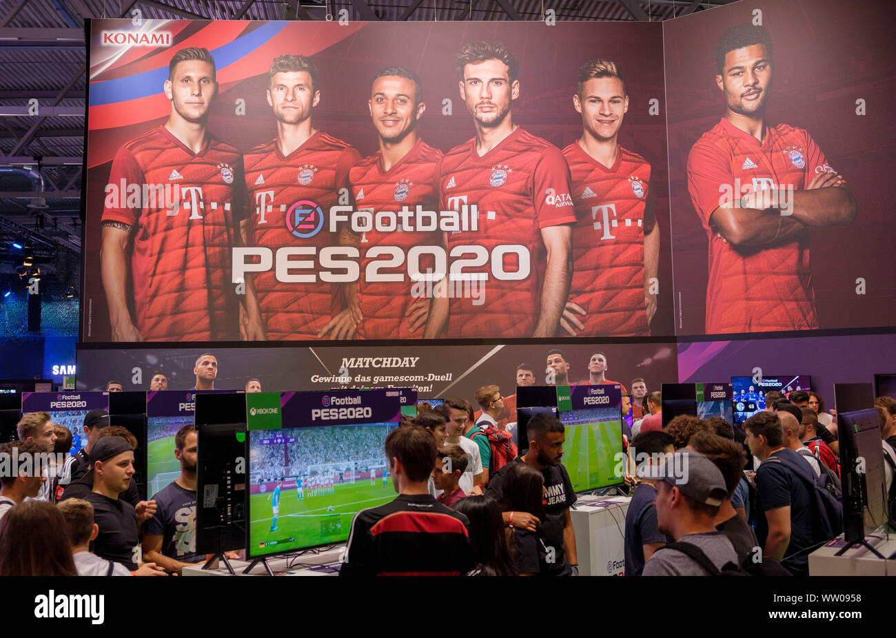 Besucher spielen PES Spiel Bild 2020 von Bayern München Spieler auf der gamescom, die weltweit größte Messe für Computer- und Videospiele in Köln, Deutschland, am 21. August 2019 Stockfoto