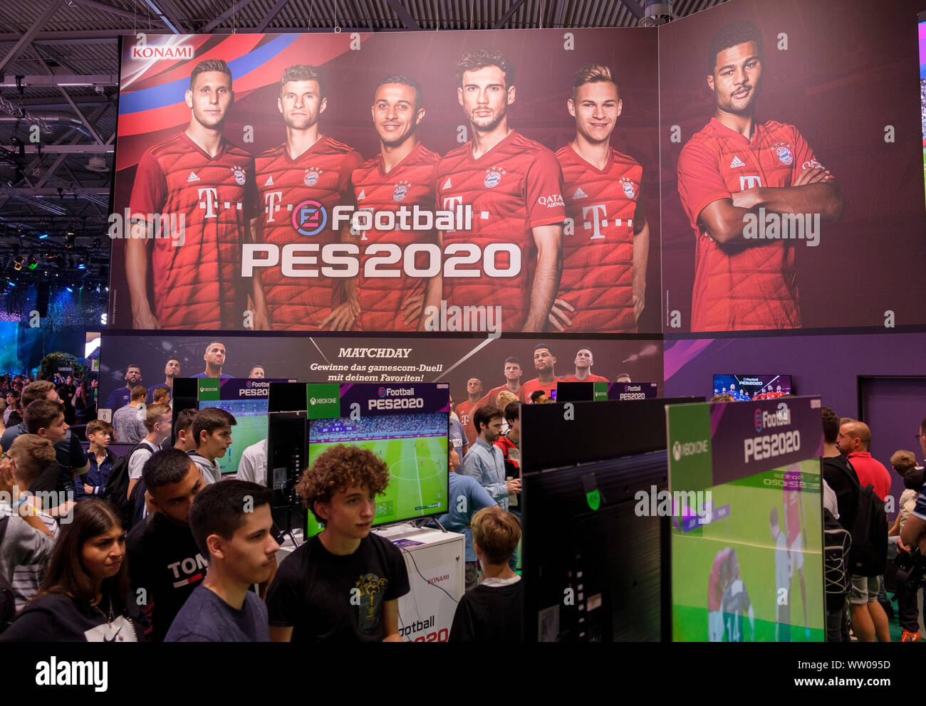 Besucher spielen PES Spiel Bild 2020 von Bayern München Spieler auf der gamescom, die weltweit größte Messe für Computer- und Videospiele in Köln, Deutschland, am 21. August 2019 Stockfoto