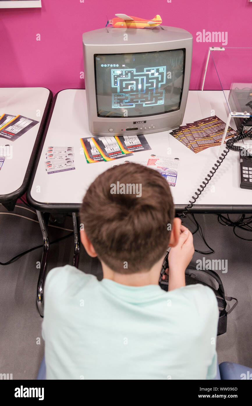 Pac-man Computer Spiel auf alten Monitor im retro Bereich auf der gamescom, die weltweit größte Messe für Computer- und Videospiele in Köln, Deutschland, am 21. August 2019 Stockfoto