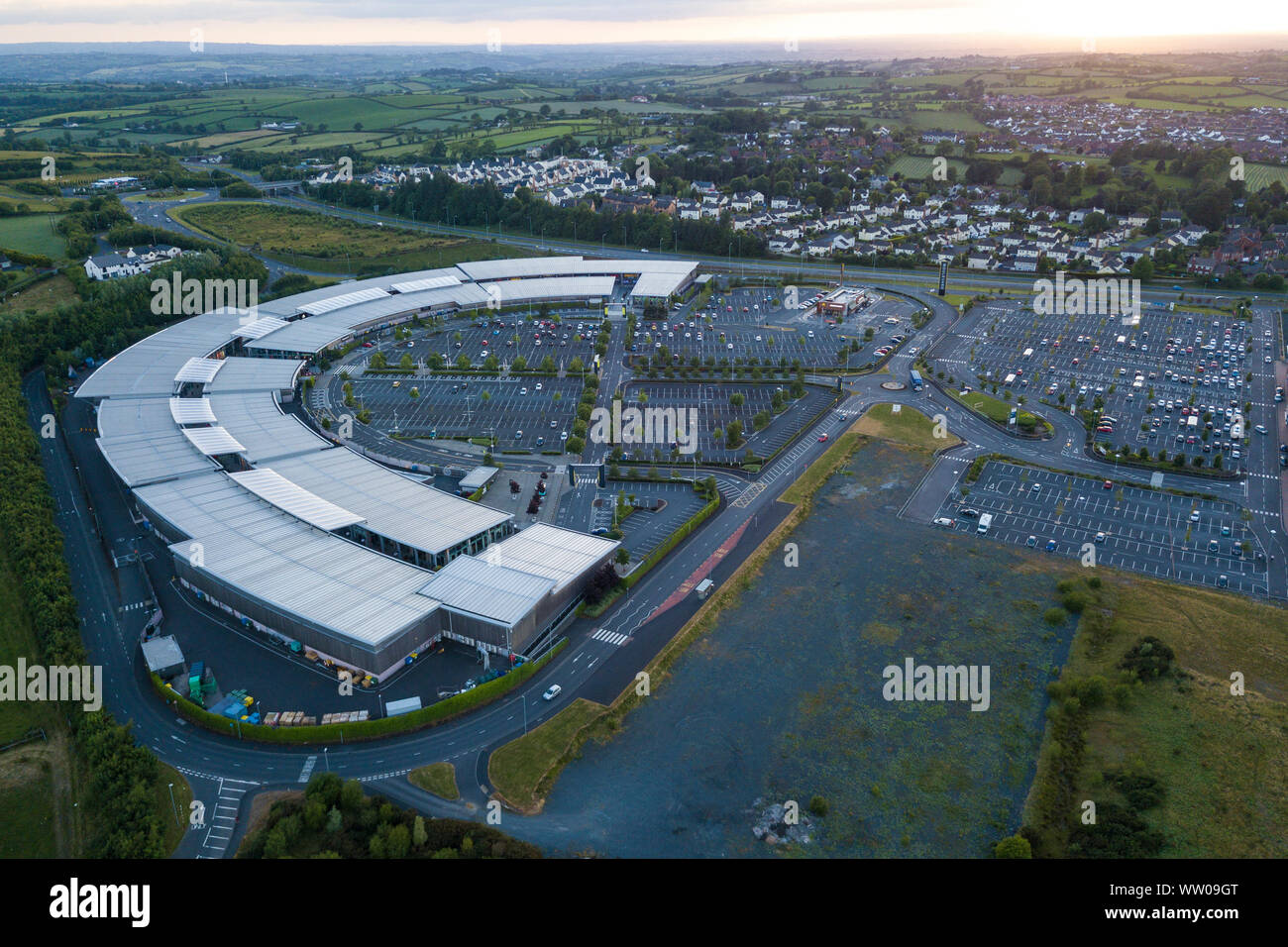 Formal bekannt als "Outlet", den Boulevard liegt direkt an der A1 Lisburn nach Dublin Road, die Parken bietet, Einzelhandelsgeschäfte und ein Kino. Stockfoto