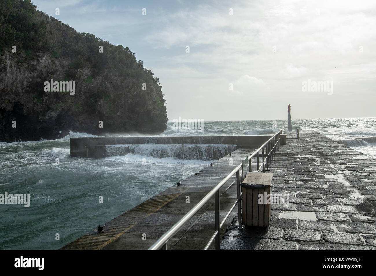 Rauhe See und große Wellen in Caloura Azoren Stockfoto