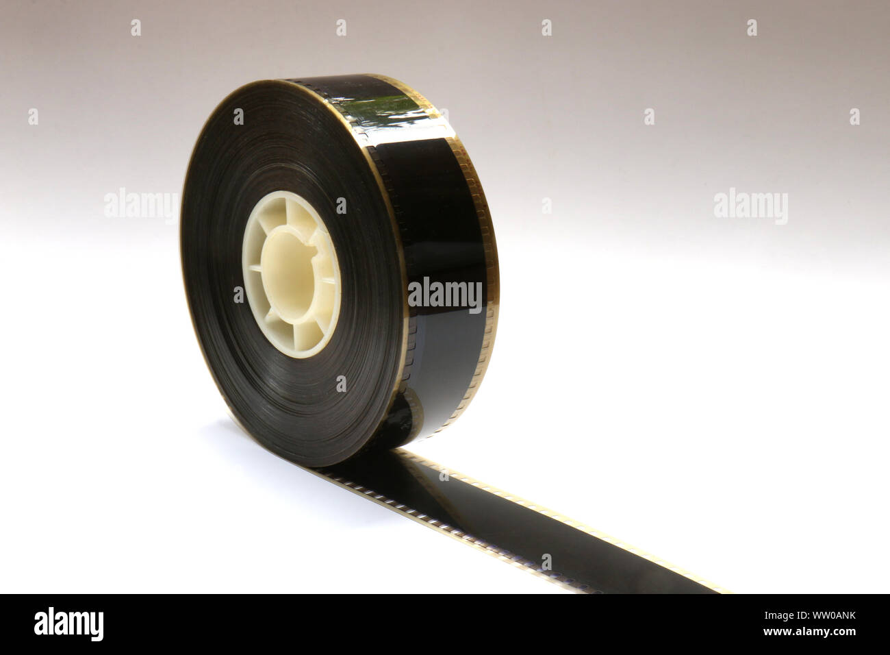 Kleine 35-mm-Film Trailer Film Roll auf einem Bobby. Dies ist 2-3 Minuten langen Film strip. ​ Stockfoto