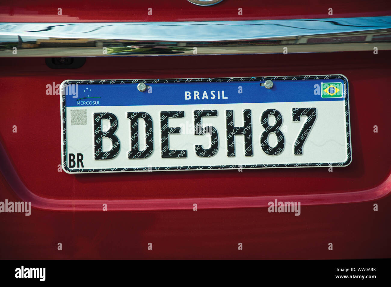 Cambara do Sul, Brasilien - Juli 19., 2019. Auto Nummernschild mit neuem Design von den Ländern des Mercosur (gemeinsamer Markt des Südens) an Cambara do Sul. Stockfoto