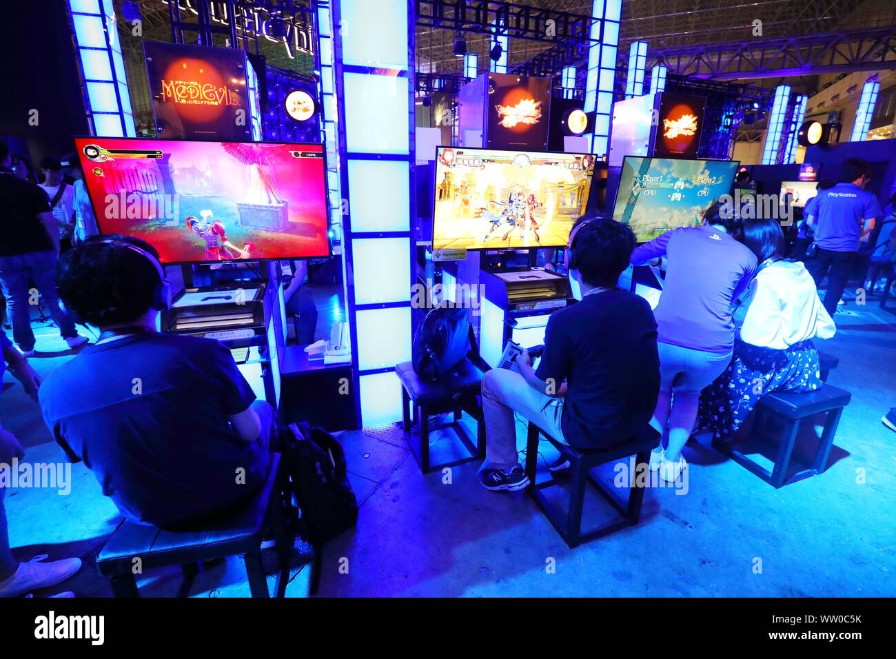 Tokio, Japan. 12. September 2019. Besucher sammeln bei Sony Interactive Entertainment stand während der Tokyo Game Show (TGS) 2019 in Makuhari, Chiba Präfektur, Japan am 12. September 2019. Insgesamt 655 Unternehmen aus 40 Ländern ihre neuesten Videospiele und Software Programme während der 4-tägigen Messe ausgestellt. Credit: Naoki Nishimura/LBA/Alamy leben Nachrichten Stockfoto