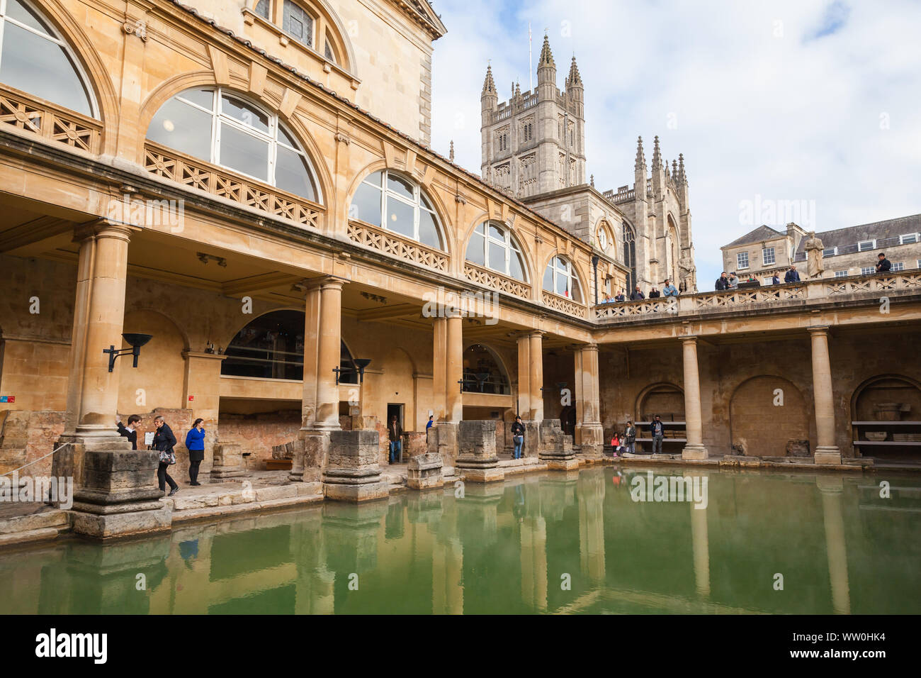 Badewanne, Großbritannien - 2 November, 2017: Touristen besuchen die römischen Bäder in Bath, Somerset. Eine der beliebtesten Sehenswürdigkeiten der Stadt Stockfoto