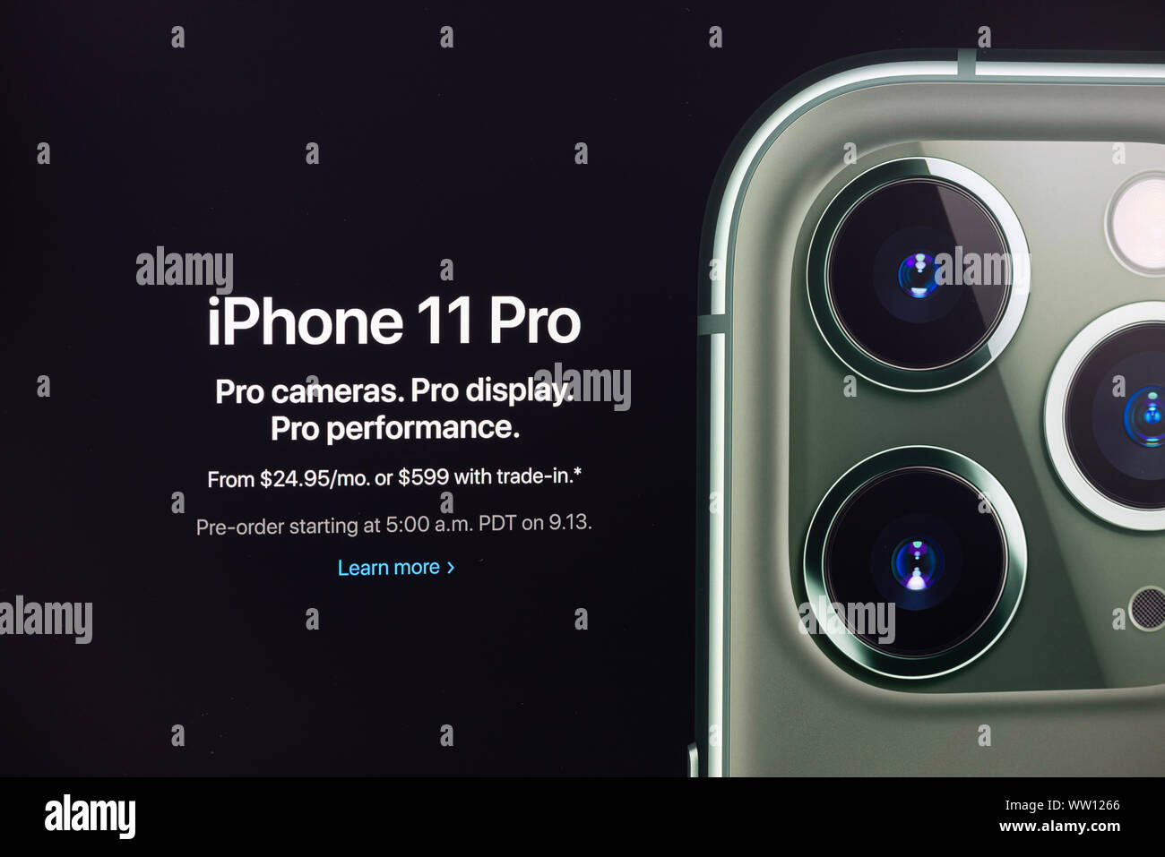 Ein Schuß von apple.com Website über die Apple Inc. offiziell angekündigt das iPhone 11 Pro bei Apple Special Event. Stockfoto