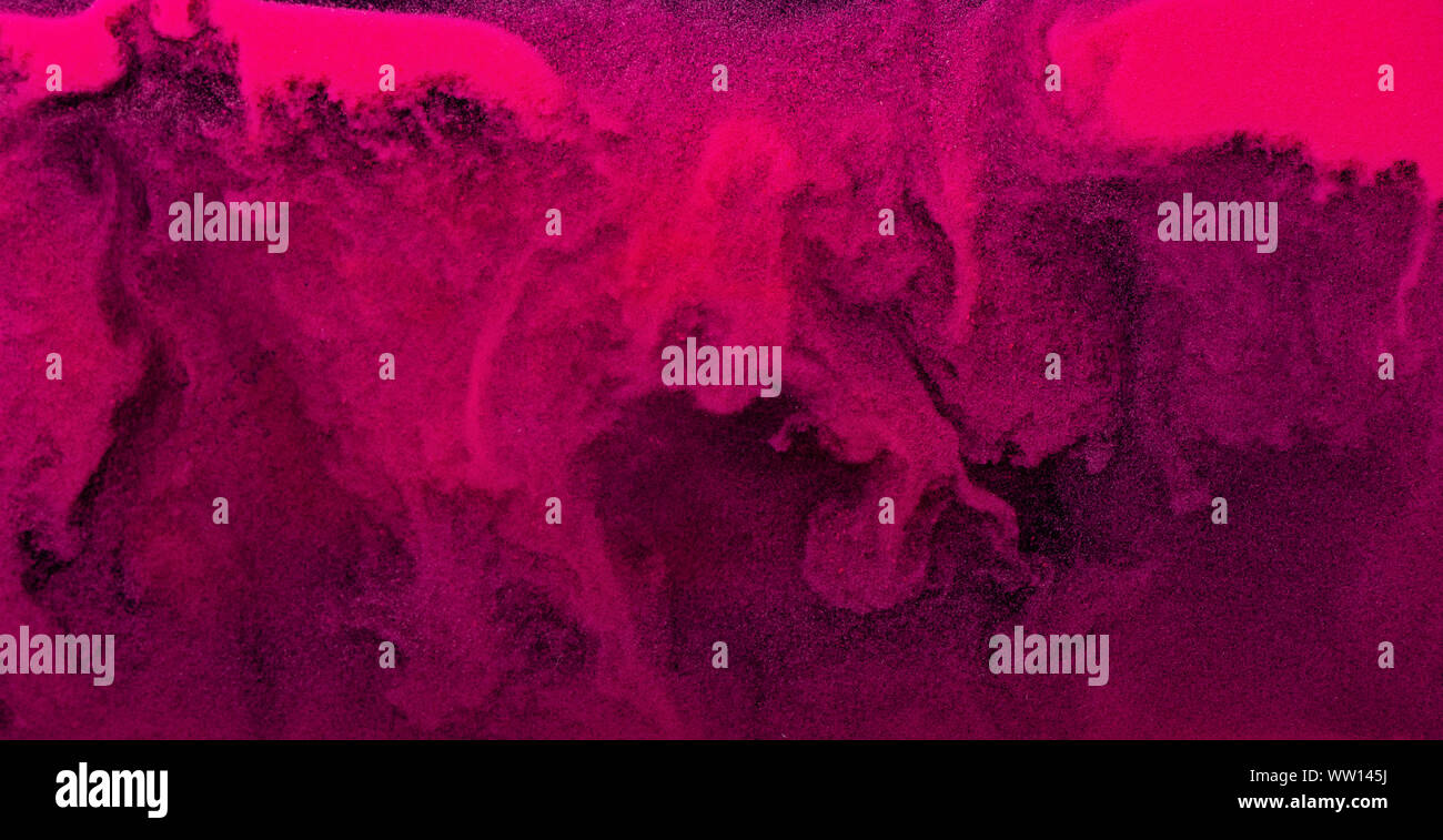 Sand Hintergrund Textur in trendigem Pink und crimson Neonfarben. Stockfoto