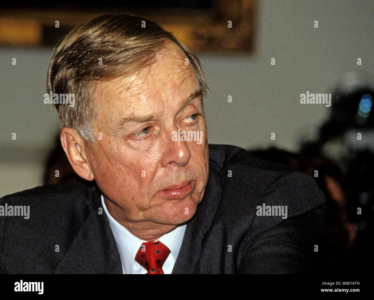 Washington, District of Columbia, USA. 12 Sep, 2019. T Boone Pickens, Jr., Limited Partner, Mesa Limited Partnership, bezeugt vor den Vereinigten Staaten Haus Unterausschuss für wirtschaftliche Stabilisierung während einer Anhörung über Fusionen auf dem Capitol Hill in Washington, DC am 21. Oktober 1987 Credit: Ron Sachs/CNP/ZUMA Draht/Alamy leben Nachrichten Stockfoto