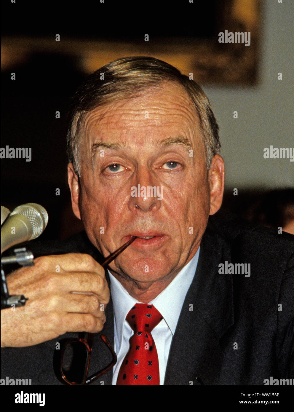 Washington, District of Columbia, USA. 12 Sep, 2019. T Boone Pickens, Jr., Limited Partner, Mesa Limited Partnership, bezeugt vor den Vereinigten Staaten Haus Unterausschuss für wirtschaftliche Stabilisierung während einer Anhörung über Fusionen auf dem Capitol Hill in Washington, DC am 21. Oktober 1987 Credit: Ron Sachs/CNP/ZUMA Draht/Alamy leben Nachrichten Stockfoto