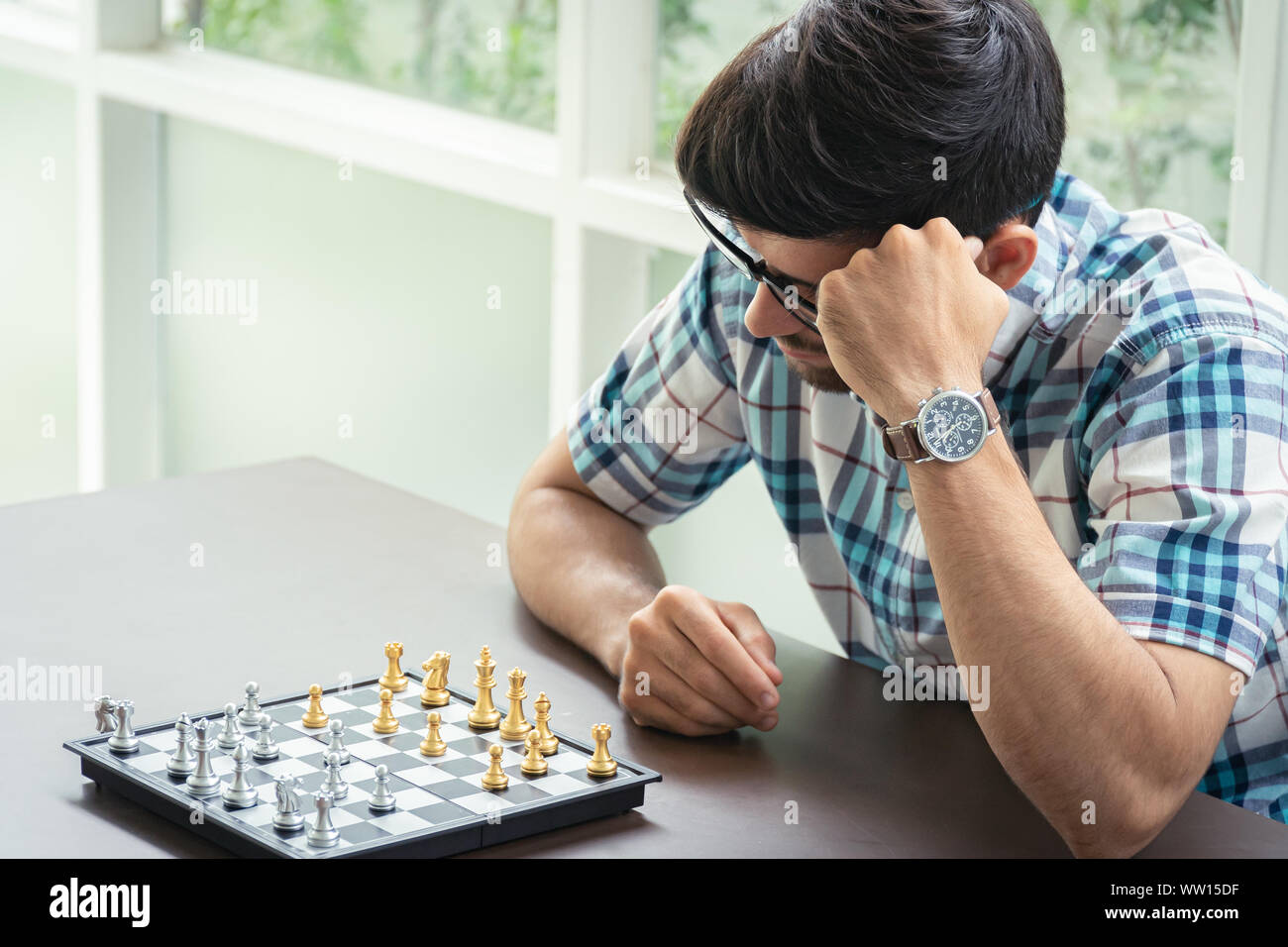 Casual Geschäftsmann spielen Schach Spiel mit retro style Foto, in Konkurrenz und Planungsstrategien Konzept. Stockfoto