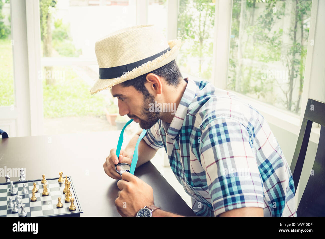 Casual Geschäftsmann spielen Schach Spiel mit retro style Foto, in Konkurrenz und Planungsstrategien Konzept. Stockfoto