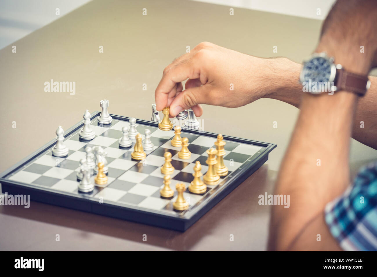 Casual Geschäftsmann spielen Schach Spiel mit retro style Foto, in Konkurrenz und Planungsstrategien Konzept. Stockfoto