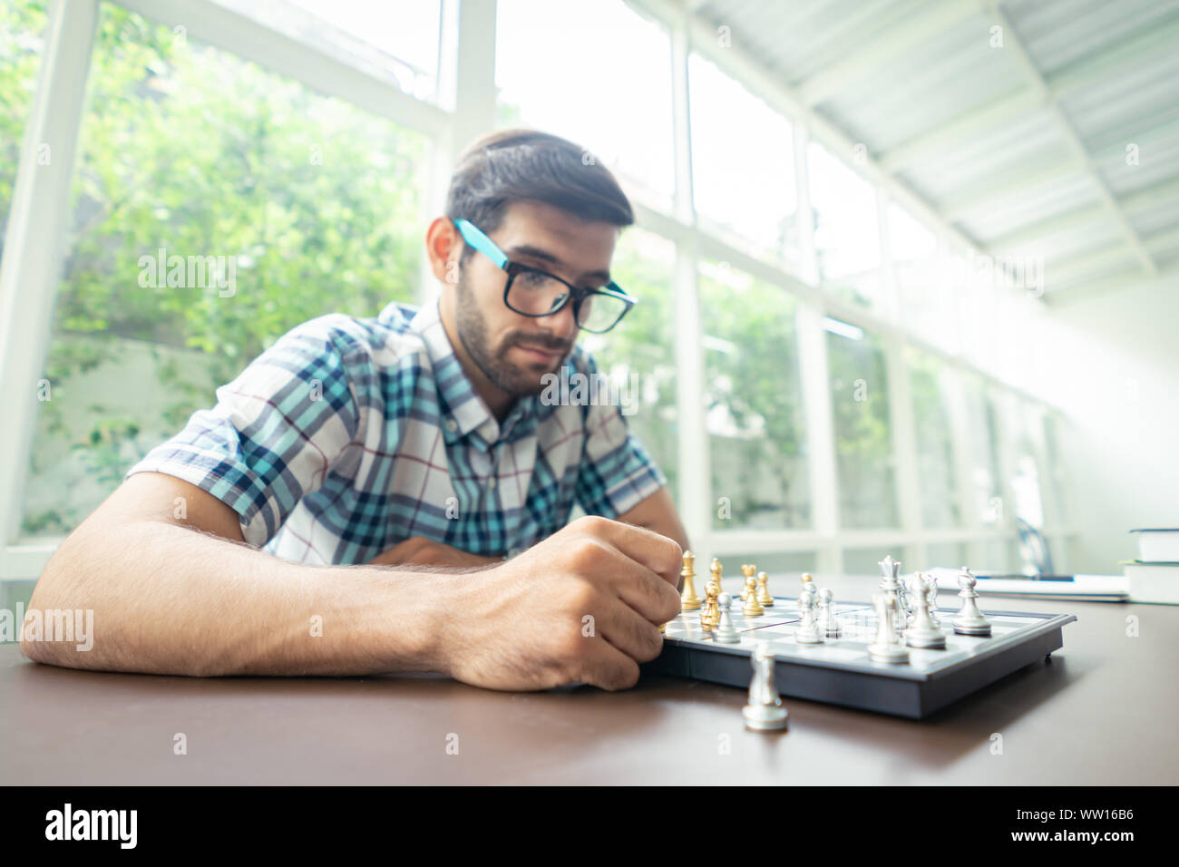 Casual Geschäftsmann spielen Schach Spiel mit retro style Foto, in Konkurrenz und Planungsstrategien Konzept. Stockfoto