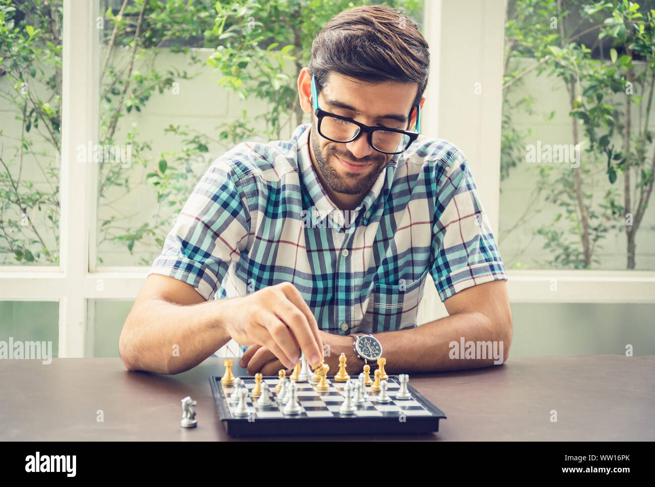 Casual Geschäftsmann spielen Schach Spiel mit retro style Foto, in Konkurrenz und Planungsstrategien Konzept. Stockfoto