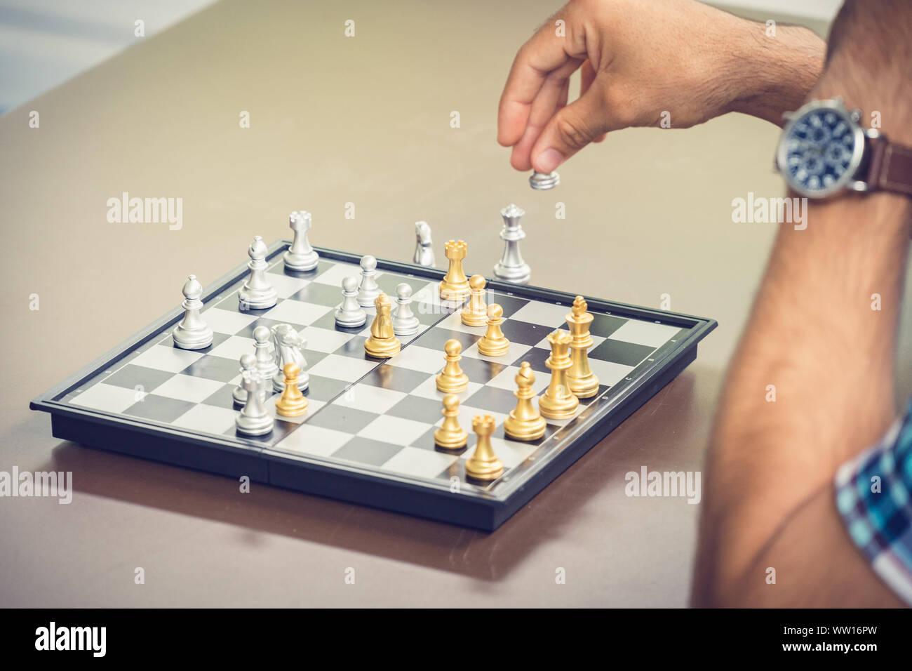 Casual Geschäftsmann spielen Schach Spiel mit retro style Foto, in Konkurrenz und Planungsstrategien Konzept. Stockfoto