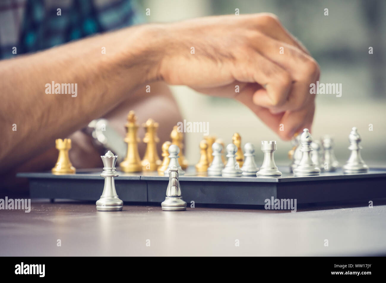 Casual Geschäftsmann spielen Schach Spiel mit retro style Foto, in Konkurrenz und Planungsstrategien Konzept. Stockfoto