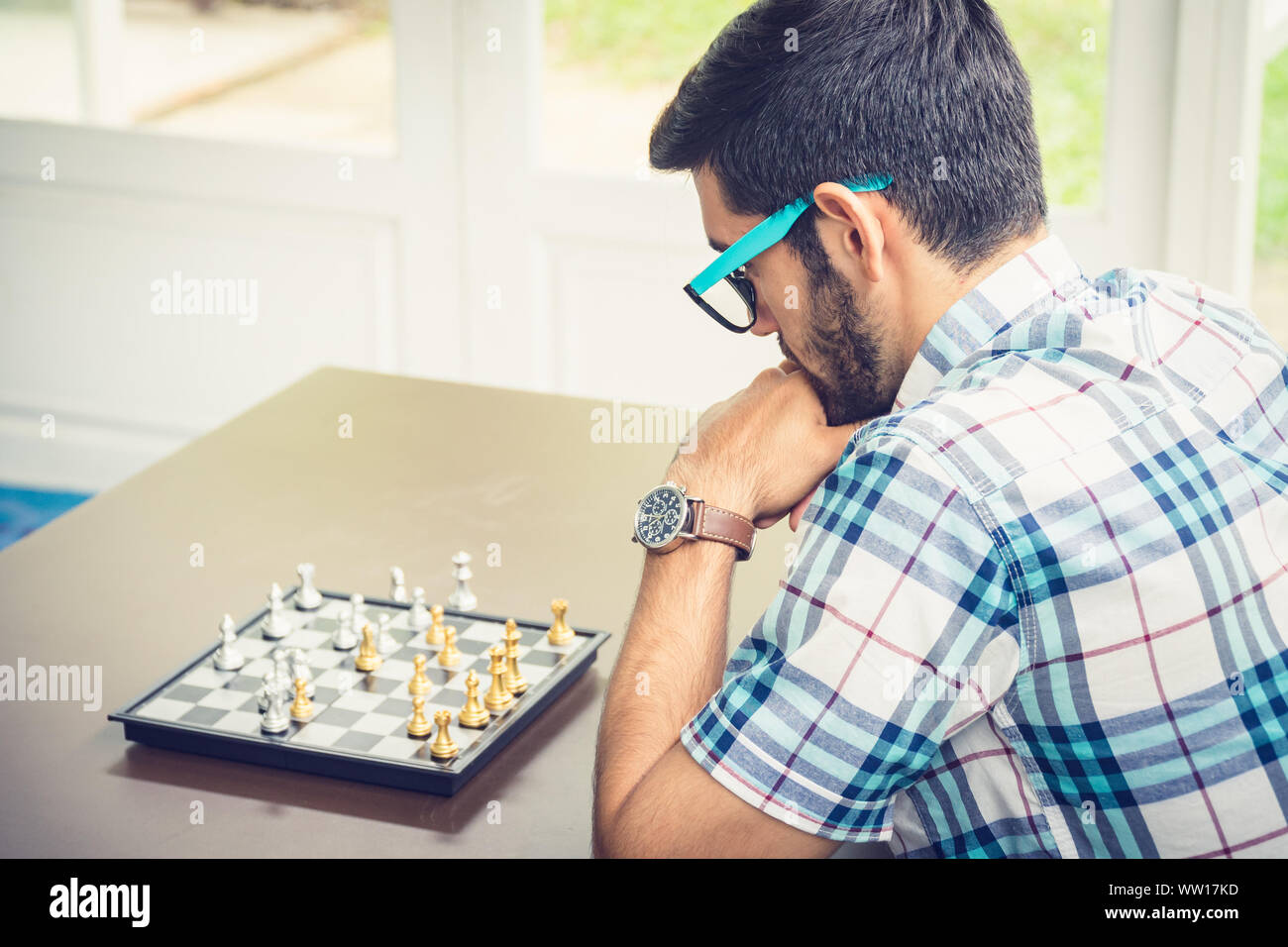 Casual Geschäftsmann spielen Schach Spiel mit retro style Foto, in Konkurrenz und Planungsstrategien Konzept. Stockfoto