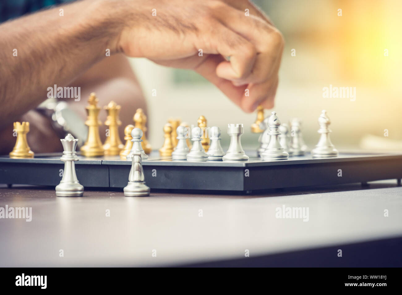 Casual Geschäftsmann spielen Schach Spiel mit retro style Foto, in Konkurrenz und Planungsstrategien Konzept. Stockfoto