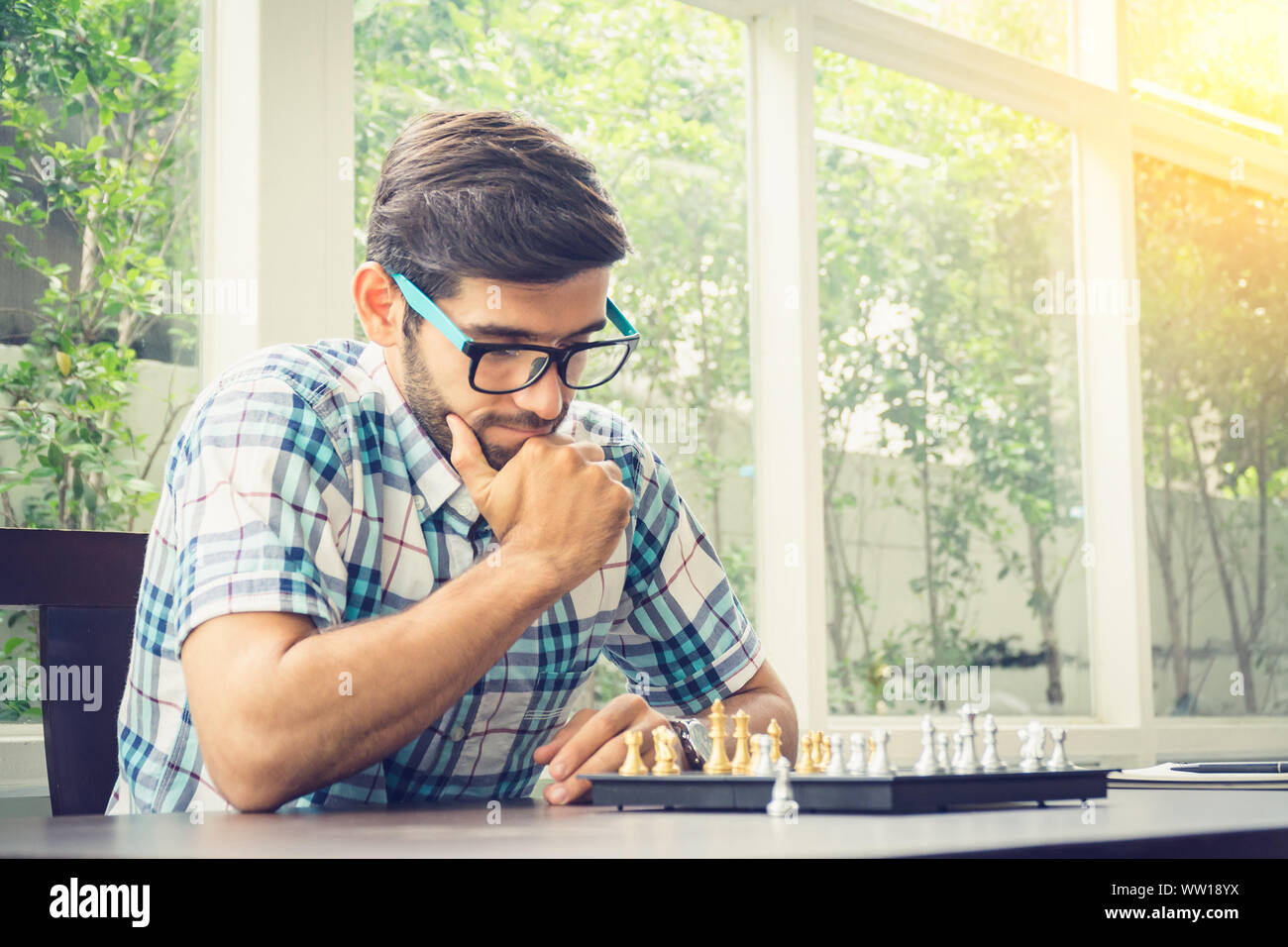 Casual Geschäftsmann spielen Schach Spiel mit retro style Foto, in Konkurrenz und Planungsstrategien Konzept. Stockfoto
