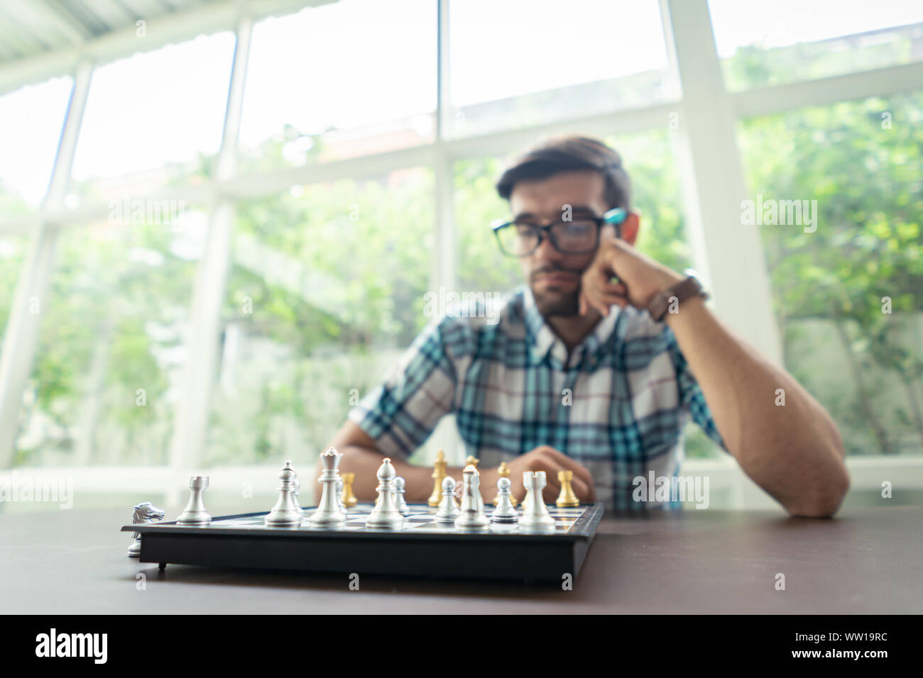 Casual Geschäftsmann spielen Schach Spiel mit retro style Foto, in Konkurrenz und Planungsstrategien Konzept. Stockfoto