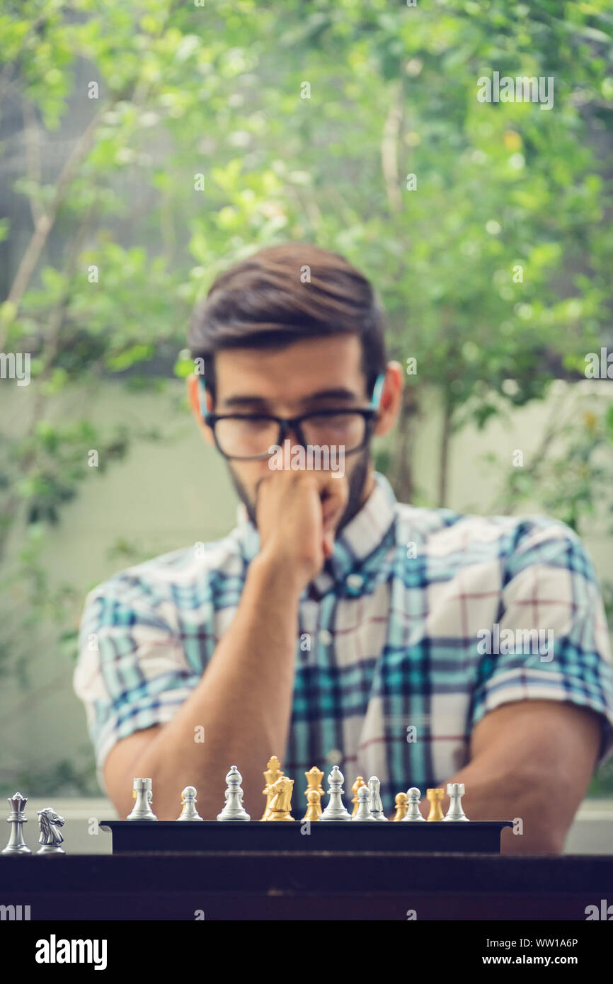 Casual Geschäftsmann spielen Schach Spiel mit retro style Foto, in Konkurrenz und Planungsstrategien Konzept. Stockfoto