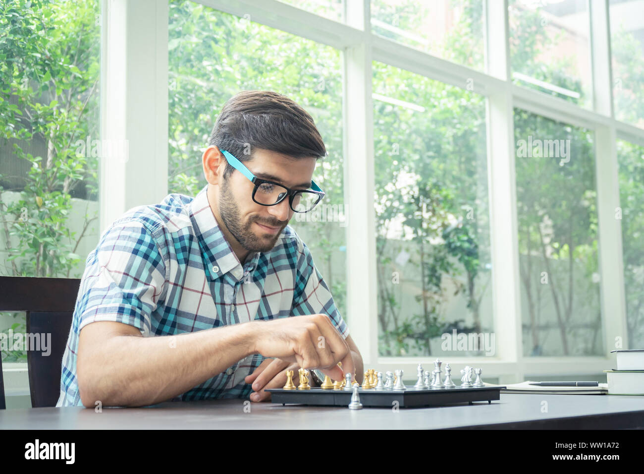 Casual Geschäftsmann spielen Schach Spiel mit retro style Foto, in Konkurrenz und Planungsstrategien Konzept. Stockfoto