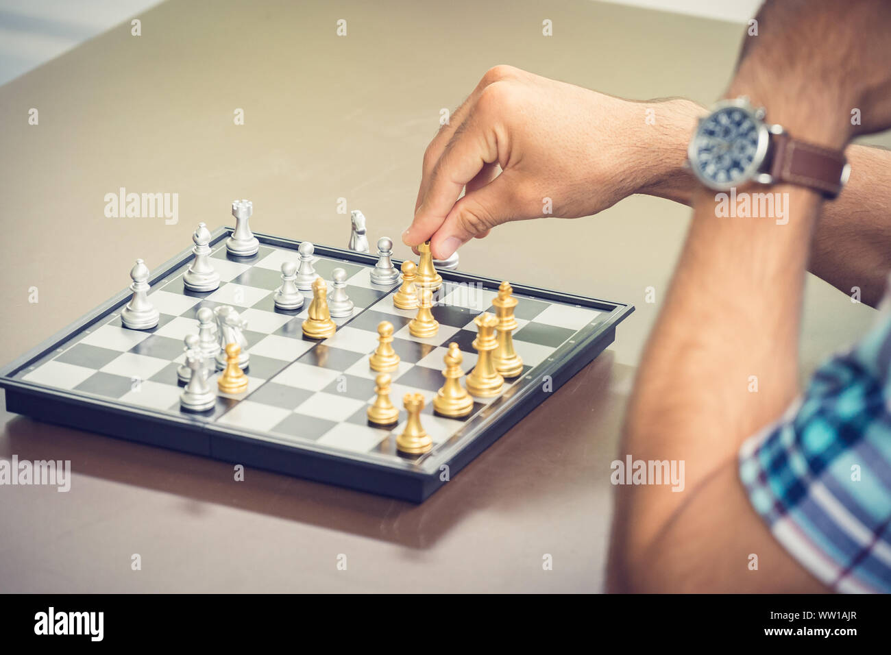 Casual Geschäftsmann spielen Schach Spiel mit retro style Foto, in Konkurrenz und Planungsstrategien Konzept. Stockfoto