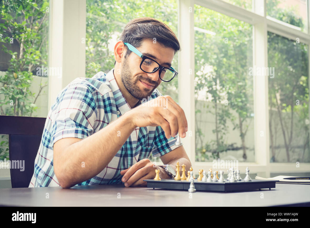 Casual Geschäftsmann spielen Schach Spiel mit retro style Foto, in Konkurrenz und Planungsstrategien Konzept. Stockfoto